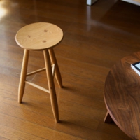 スタジオユタカ よこぐもスツール